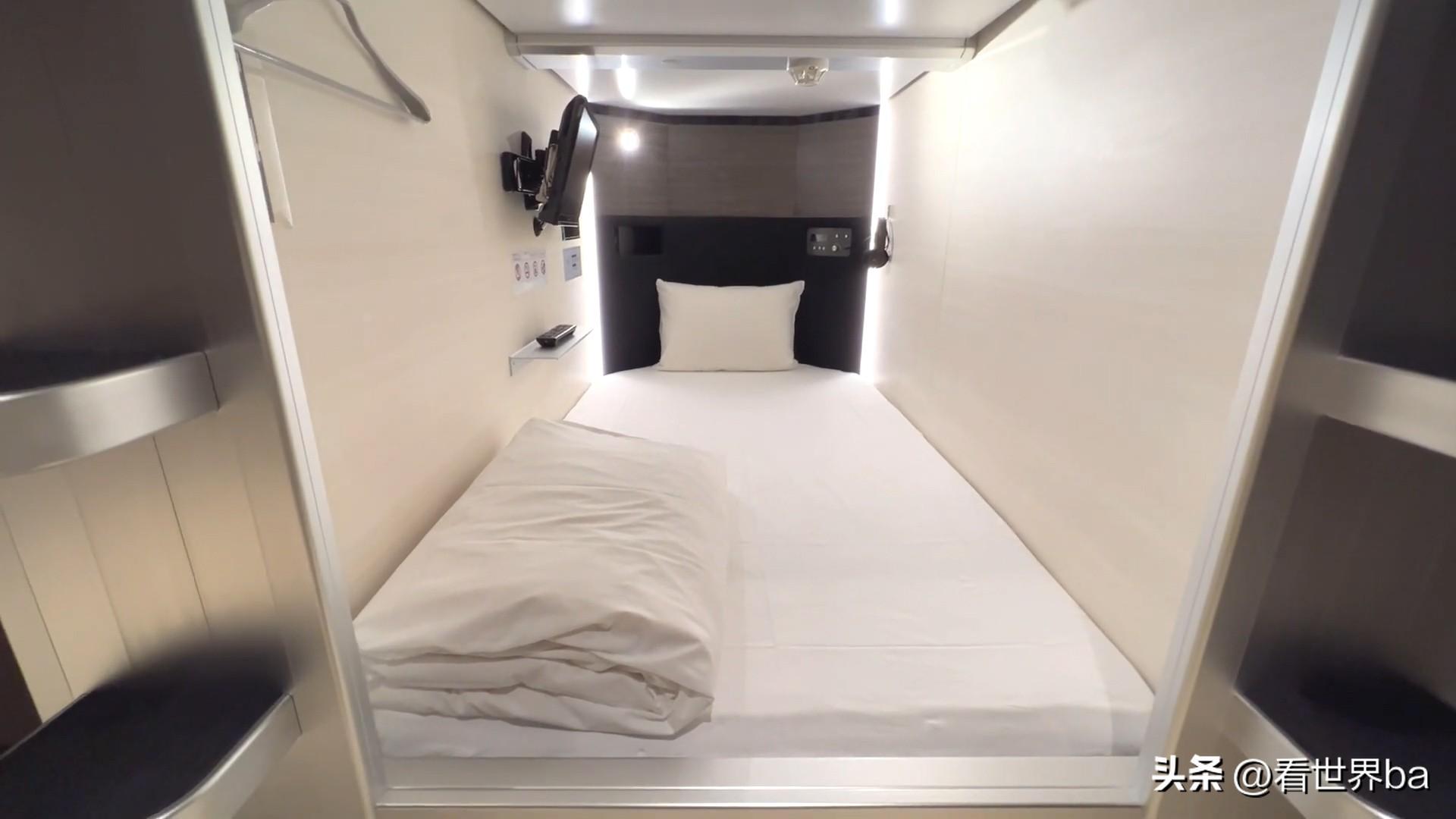 棺材般的日本胶囊旅馆，美女亲身体验了一把，到了晚上却后悔了-日本胶囊旅馆图片