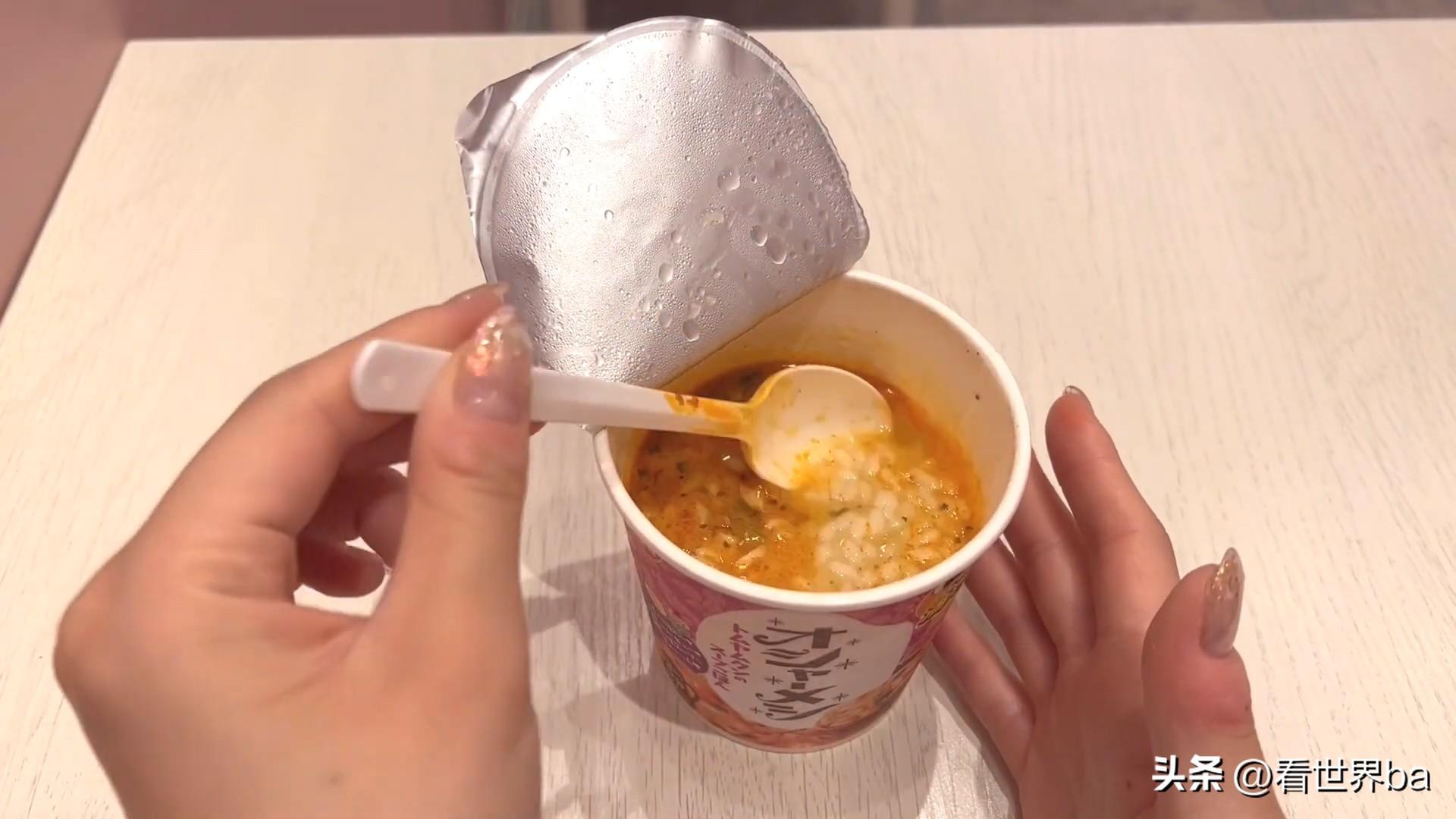 棺材般的日本胶囊旅馆，美女亲身体验了一把，到了晚上却后悔了-日本胶囊旅馆图片