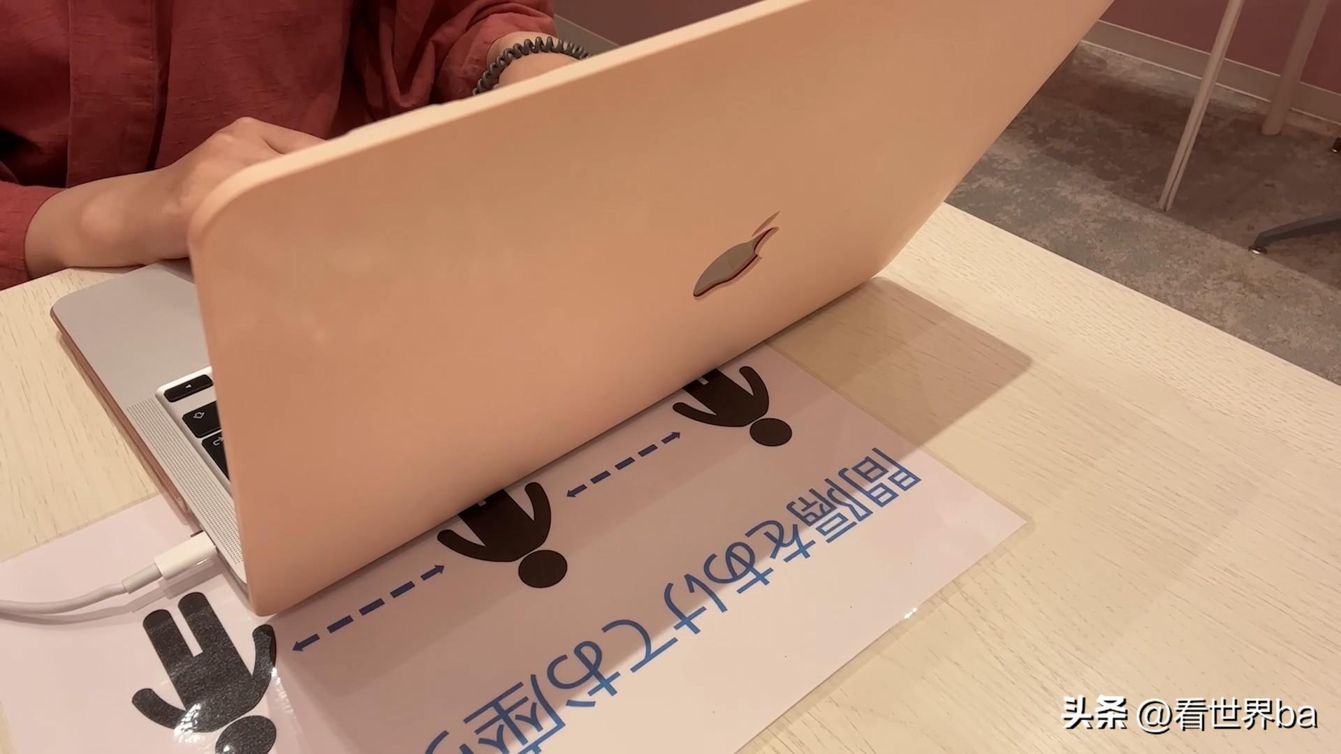 棺材般的日本胶囊旅馆，美女亲身体验了一把，到了晚上却后悔了-日本胶囊旅馆图片