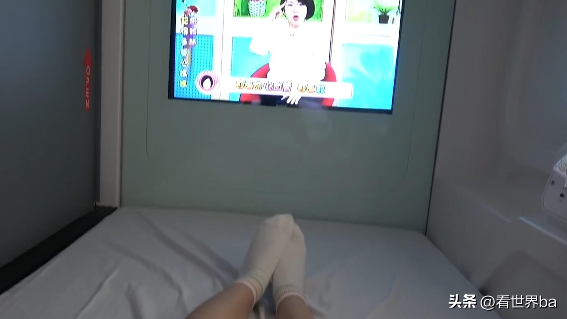 棺材般的日本胶囊旅馆，美女亲身体验了一把，到了晚上却后悔了-日本胶囊旅馆图片