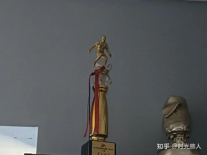 我十七岁接触足球一年半，平时都是和朋友踢，在本地进行过半正规训练，现在想走职业足球这条路，还有机会吗?-17岁足球