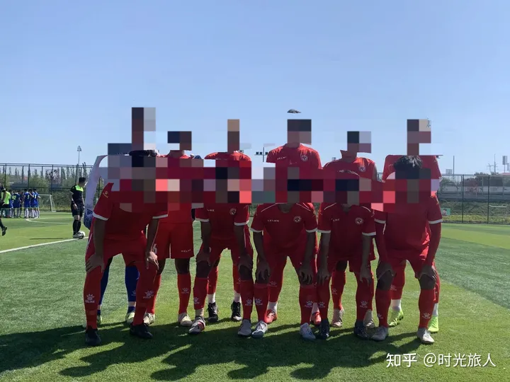 我十七岁接触足球一年半，平时都是和朋友踢，在本地进行过半正规训练，现在想走职业足球这条路，还有机会吗?-17岁足球