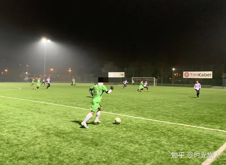 我十七岁接触足球一年半，平时都是和朋友踢，在本地进行过半正规训练，现在想走职业足球这条路，还有机会吗?-17岁足球