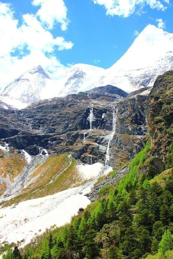 中国香格里拉之魂——稻城亚丁位于四川省甘孜藏族自治州稻城县香格-稻城亚丁和云南香格里拉哪里更好