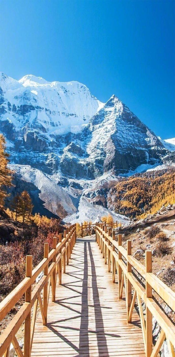 中国香格里拉之魂——稻城亚丁位于四川省甘孜藏族自治州稻城县香格-稻城亚丁和云南香格里拉哪里更好