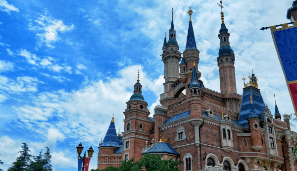 消费日报|上海迪士尼乐园票价最高涨至799元、太平洋咖啡三年关店超200家-迪士尼哪里有咖啡