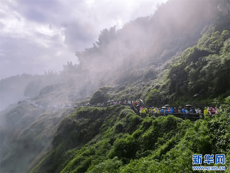 安顺黄果树瀑布气势磅礴 吸引万千游客-安顺黄果树瀑布门票优惠政策最新