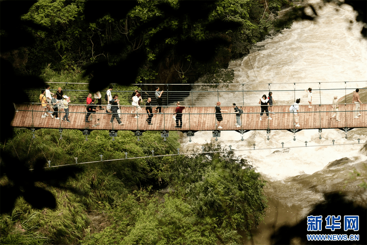 安顺黄果树瀑布气势磅礴 吸引万千游客-安顺黄果树瀑布门票优惠政策最新