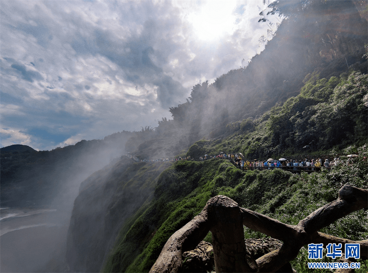 安顺黄果树瀑布气势磅礴 吸引万千游客-安顺黄果树瀑布门票优惠政策最新