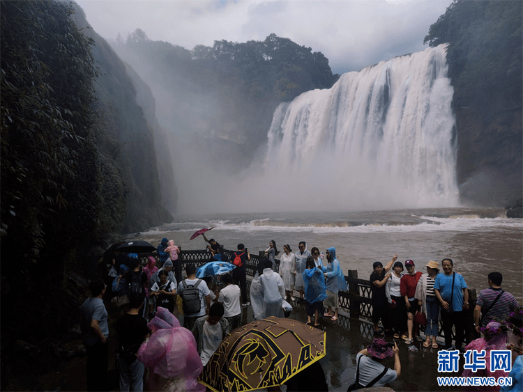 安顺黄果树瀑布气势磅礴 吸引万千游客-安顺黄果树瀑布门票优惠政策最新