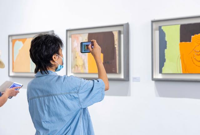 二维空间的龙门石窟什么样？“关于龙门——于会见绘画作品展”开幕-打卡龙门石窟