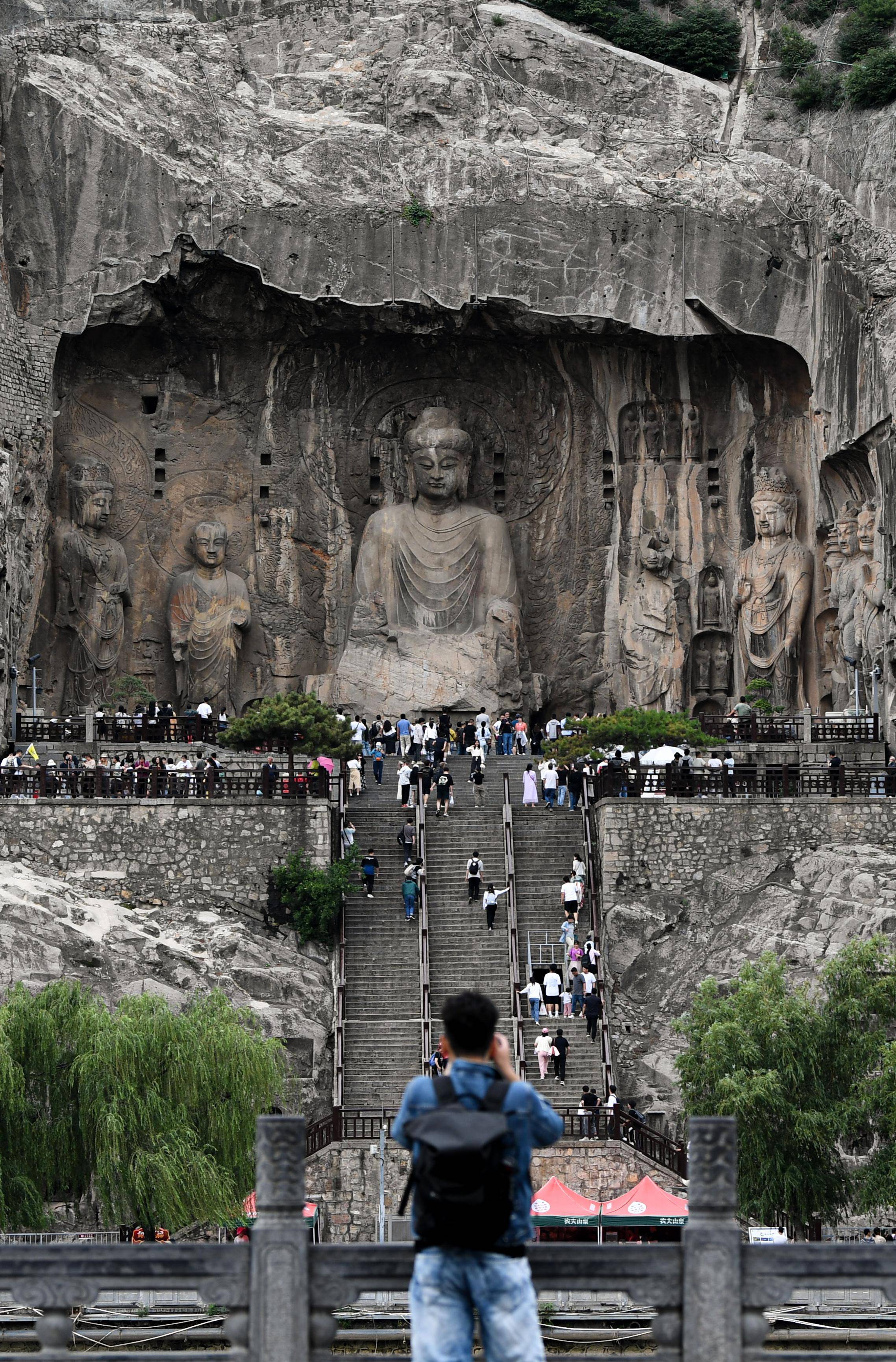 （社会）龙门石窟：千年石刻艺术引游客-龙门石窟科普