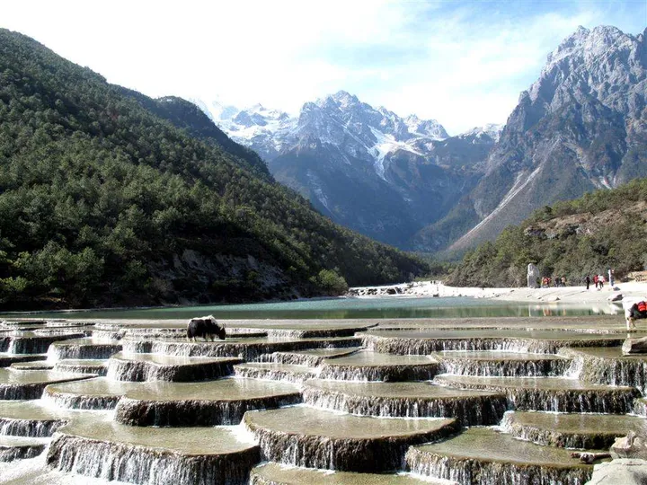 「玉龙雪山」是一个什么景点，有哪些推荐的游玩攻略和特色景观？-玉龙雪山著名景点