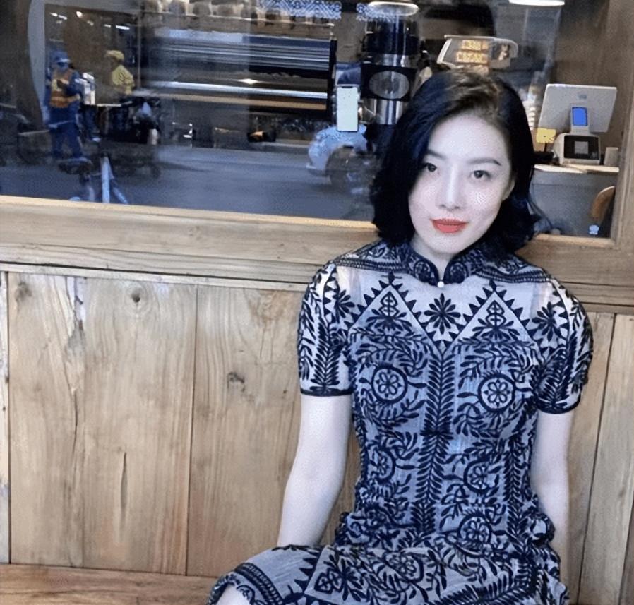 一次成都太古里街拍，实锤董小姐和胡老板，两人之间到底有什么？-成都太古里街拍 网红是谁