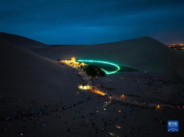 沙漠演唱会点亮月牙泉-鸣沙山为什么不会埋掉月牙泉