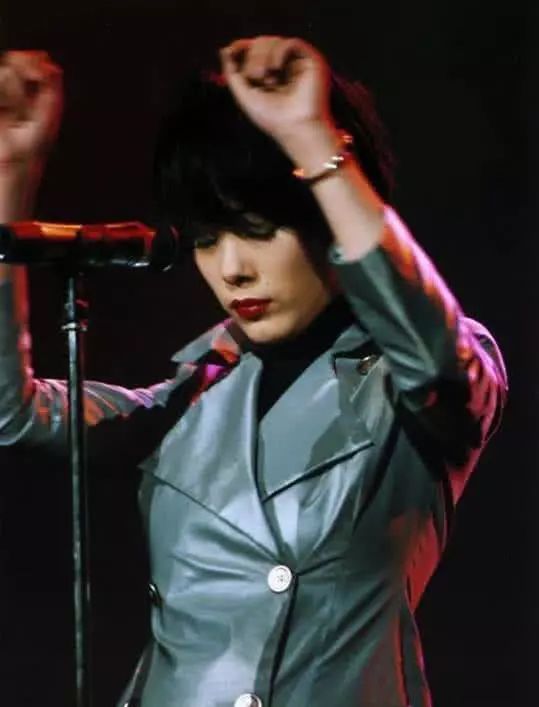 媲美王菲的歌坛天后，同僧人生下一子，今已消失十余年-王菲与和尚