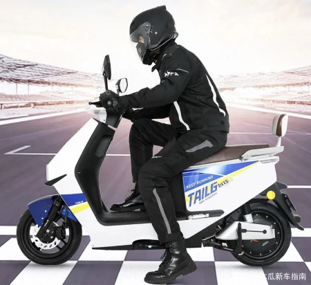 3款高速电摩来了，最大的续航215公里，能边骑边充电，3800元起-高速高续航电动摩托