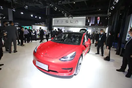 特斯拉的真实驾驶感受是什么样？燃油车老司机真的能开得惯吗？-特斯拉好驾驶吗视频