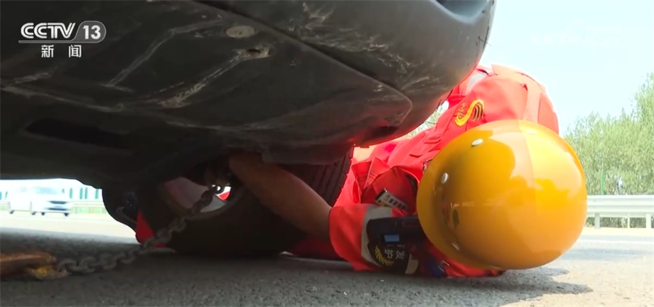 高温下的坚守｜高速公路清障救援队随时待命进行清拖-高速公路清障救援总结