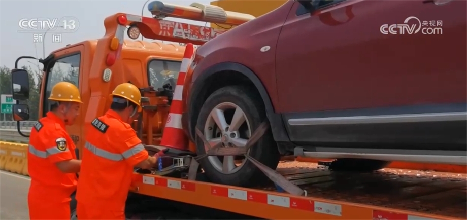 高温下的坚守｜高速公路清障救援队随时待命进行清拖-高速公路清障救援总结