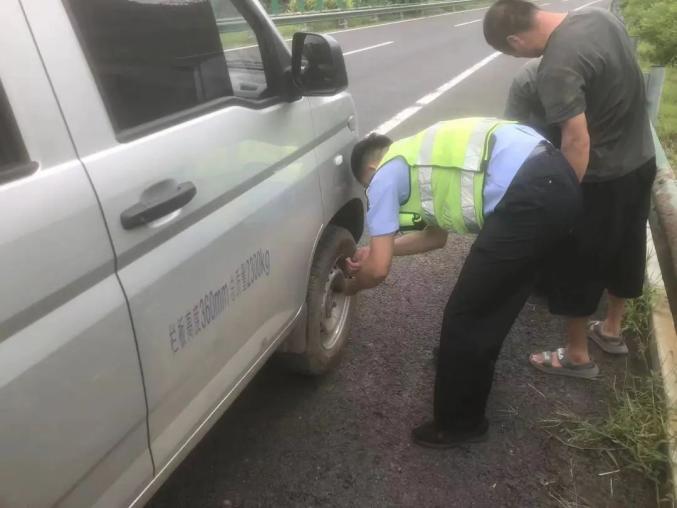 通化分局：车辆爆胎高速路 民警及时伸援手 | 为民服务-高速爆胎交警电话