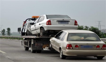 车坏在高速路上找谁救援？-高速救援24小时免费服务