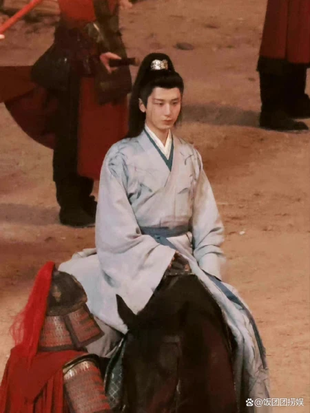 成毅《英雄志》新妆造曝光高马尾抢眼，单手挑担姿势引热议-成毅英国行