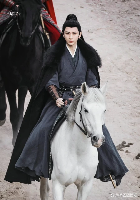 成毅《英雄志》新妆造曝光高马尾抢眼，单手挑担姿势引热议-成毅英国行