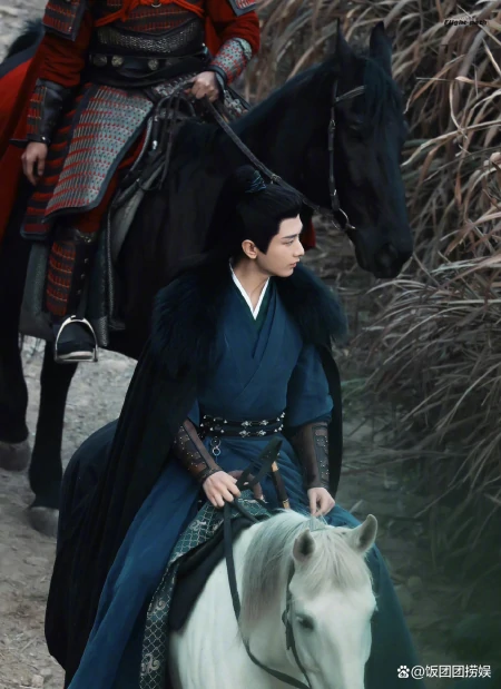 成毅《英雄志》新妆造曝光高马尾抢眼，单手挑担姿势引热议-成毅英国行