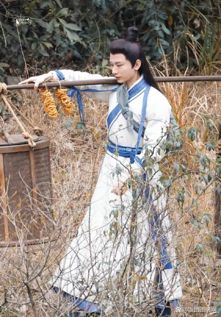 成毅《英雄志》新妆造曝光高马尾抢眼，单手挑担姿势引热议-成毅英国行