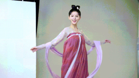 成毅《梦醒长安》上演盛世美颜，唇妆很惹眼，何晟铭也差太多了吧-成毅梦醒长安杀青微博