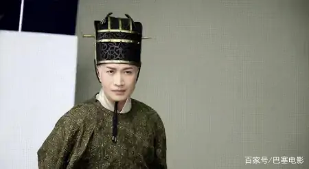 成毅《梦醒长安》上演盛世美颜，唇妆很惹眼，何晟铭也差太多了吧-成毅梦醒长安杀青微博