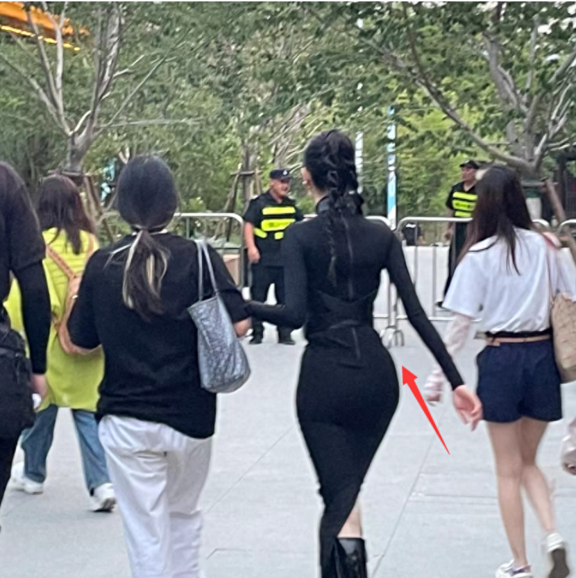 明星只剩性别是真的？迪丽热巴活动生图曝光，臀部夸张惊呆网友-迪丽热巴没有爆剧