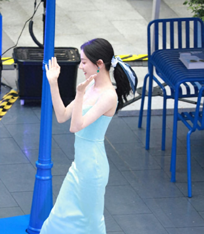 明星只剩性别是真的？迪丽热巴活动生图曝光，臀部夸张惊呆网友-迪丽热巴没有爆剧