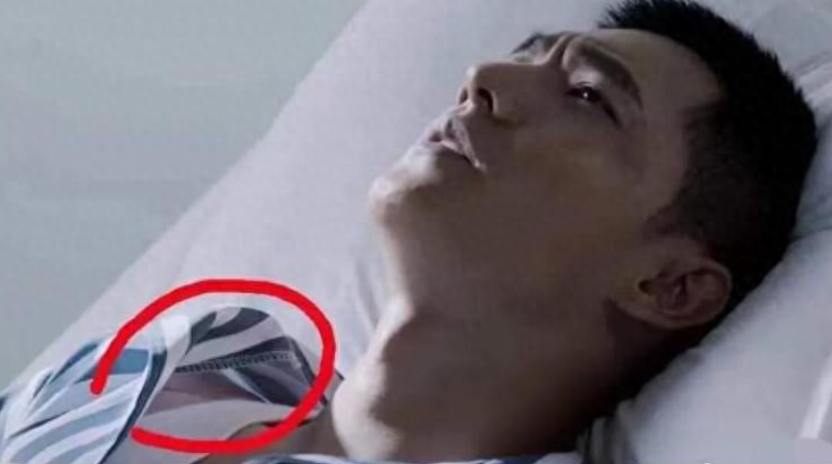 明星只剩性别是真的？迪丽热巴活动生图曝光，臀部夸张惊呆网友-迪丽热巴没有爆剧