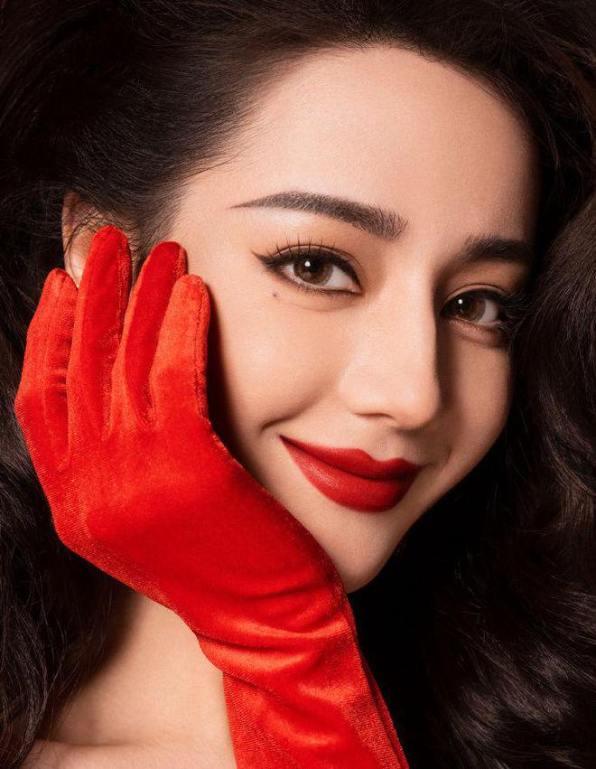 迪丽热巴美得不可方物，红唇大眼演绎复古美人，一颦一笑都很养眼-迪丽热巴眼睛形状