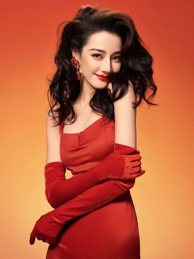 迪丽热巴美得不可方物，红唇大眼演绎复古美人，一颦一笑都很养眼-迪丽热巴眼睛形状