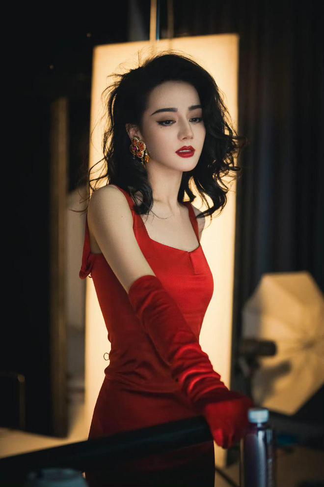 迪丽热巴美得不可方物，红唇大眼演绎复古美人，一颦一笑都很养眼-迪丽热巴眼睛形状