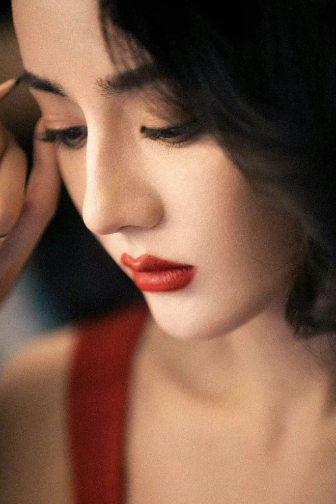迪丽热巴美得不可方物，红唇大眼演绎复古美人，一颦一笑都很养眼-迪丽热巴眼睛形状