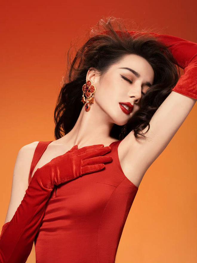 迪丽热巴美得不可方物，红唇大眼演绎复古美人，一颦一笑都很养眼-迪丽热巴眼睛形状