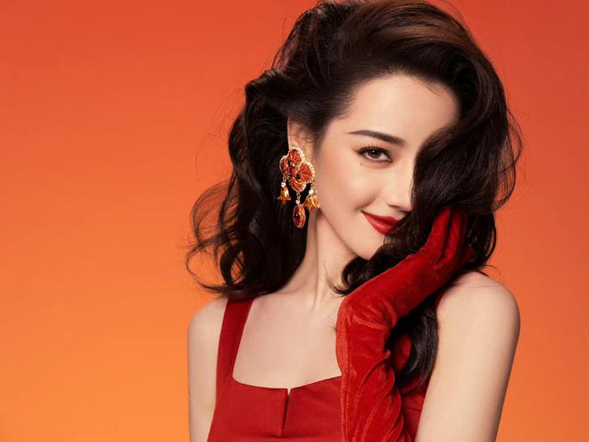 迪丽热巴美得不可方物，红唇大眼演绎复古美人，一颦一笑都很养眼-迪丽热巴眼睛形状