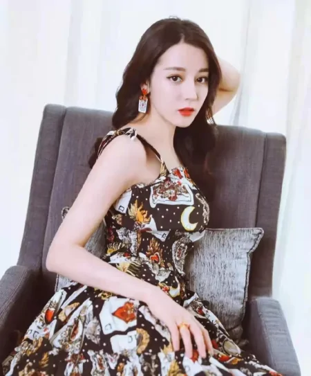 迪丽热巴“装嫩”失败，穿吊带裙坐在沙发上摆拍，侧身状态被热议-迪丽热巴塑料裙