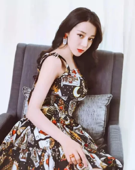 迪丽热巴“装嫩”失败，穿吊带裙坐在沙发上摆拍，侧身状态被热议-迪丽热巴塑料裙