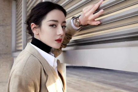 迪丽热巴女霸总造型上线，穿素色西装搭阔腿裤，酷飒又有型！-迪丽热巴西装超清头像