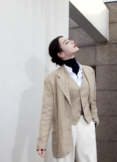 迪丽热巴女霸总造型上线，穿素色西装搭阔腿裤，酷飒又有型！-迪丽热巴西装超清头像