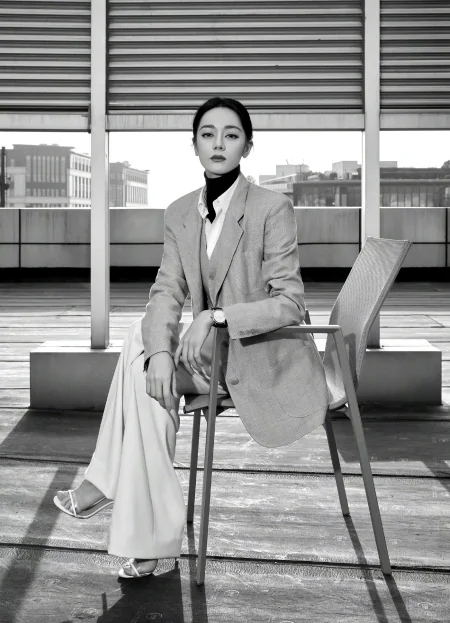 迪丽热巴女霸总造型上线，穿素色西装搭阔腿裤，酷飒又有型！-迪丽热巴西装超清头像