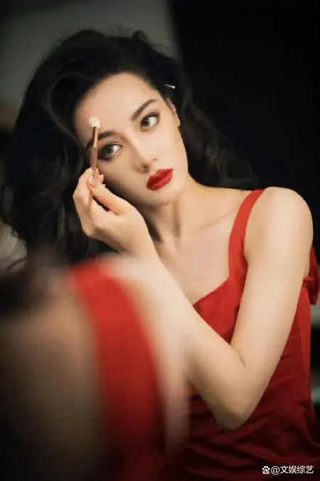 迪丽热巴晒红裙卷发造型，美艳动人的身姿，攻破外界“怀孕”谣言-迪丽热巴红裙子什么牌子