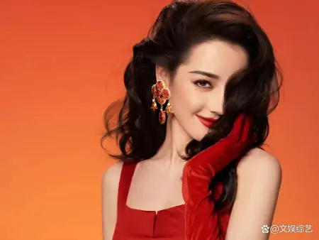 迪丽热巴晒红裙卷发造型，美艳动人的身姿，攻破外界“怀孕”谣言-迪丽热巴红裙子什么牌子