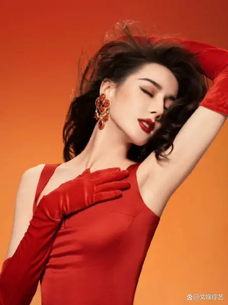 迪丽热巴晒红裙卷发造型，美艳动人的身姿，攻破外界“怀孕”谣言-迪丽热巴红裙子什么牌子
