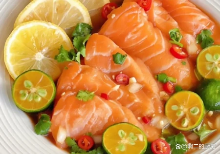 两荤一素——捞汁三文鱼、照烧芝士玉米鸡翅、蒜香芝士薯角-三文鱼捞上来就死了?